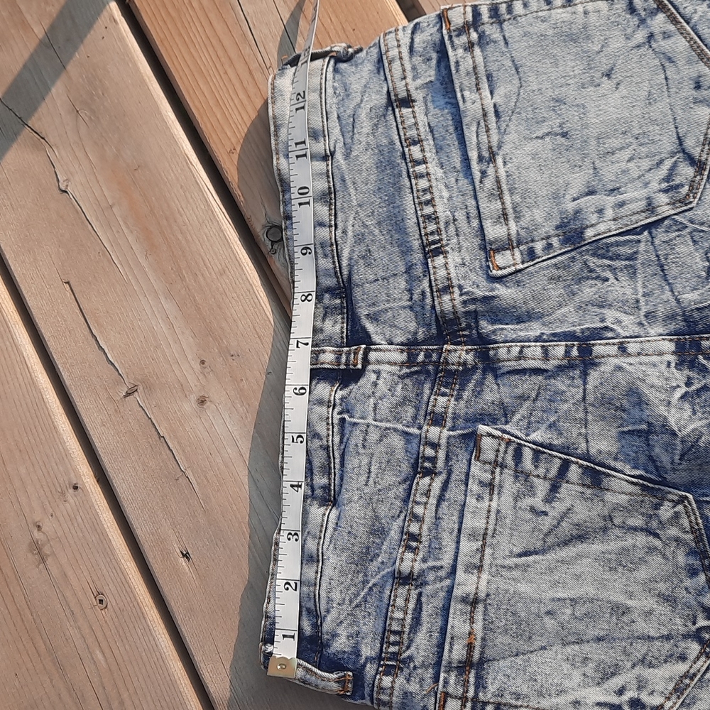 Short shorts - Picture 7 of 9